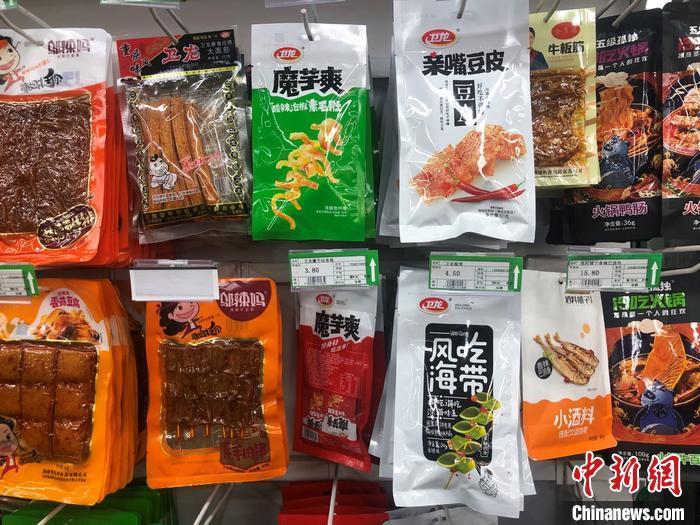 资料图：某超市货架上的卫龙产品。 中新财经 左宇坤 摄