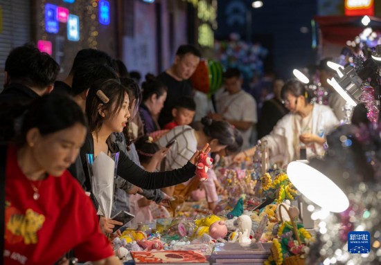 宁夏银川：发展“夜经济” 激发消费活力