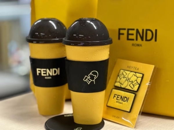 十几元就能拥有FENDI？喜茶与高奢品牌联名爆火